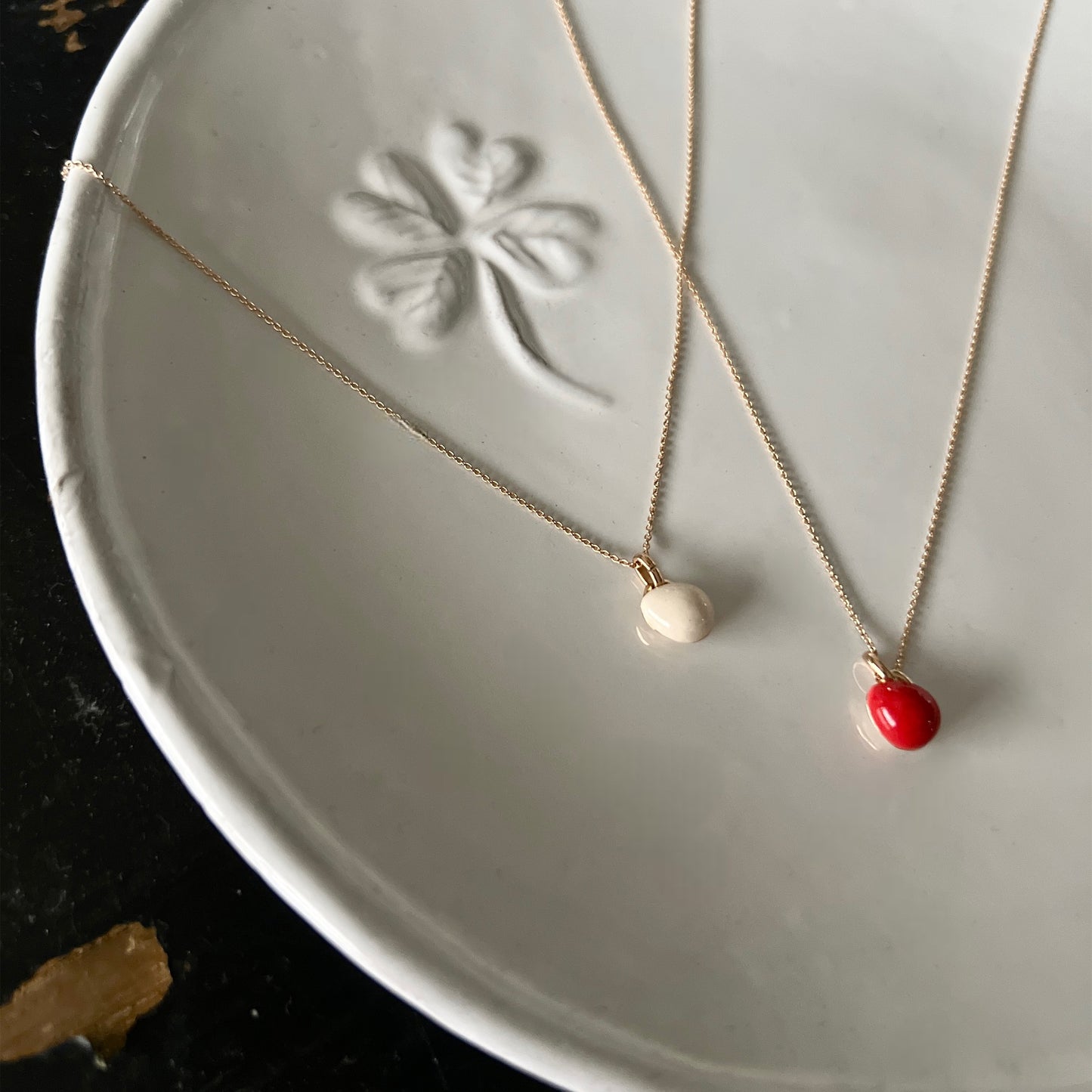 【Helena Rohner】tiny ceramic egg gold plated brass pendant_ecru