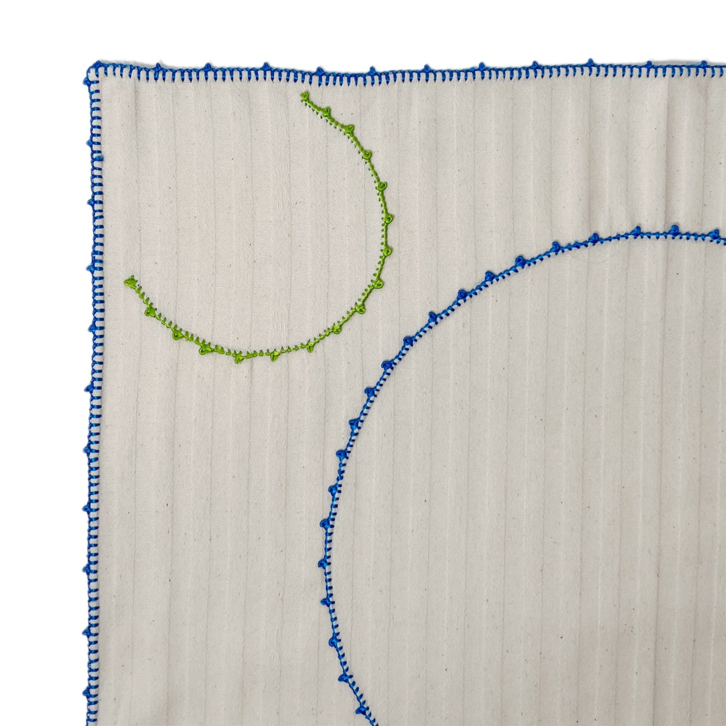 【Leo Atlante】刺繍パッチワークプレースマット"emprunte" faux-uni sripes_ecru , blue edge