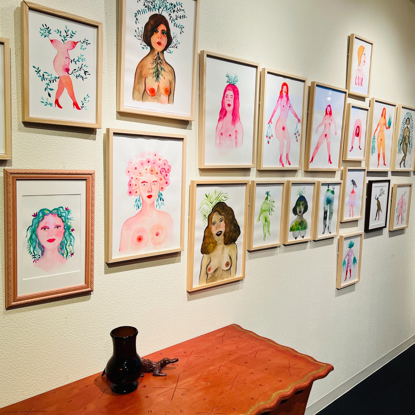 【Cathy Burghi 】全身、草の頭草の手、赤いブーツ