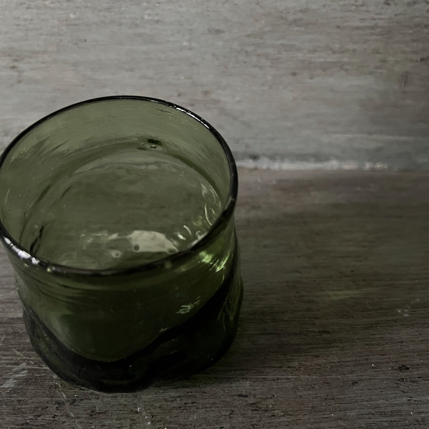 【La Soufflerie】グラス Rock Glass Vert Fume
