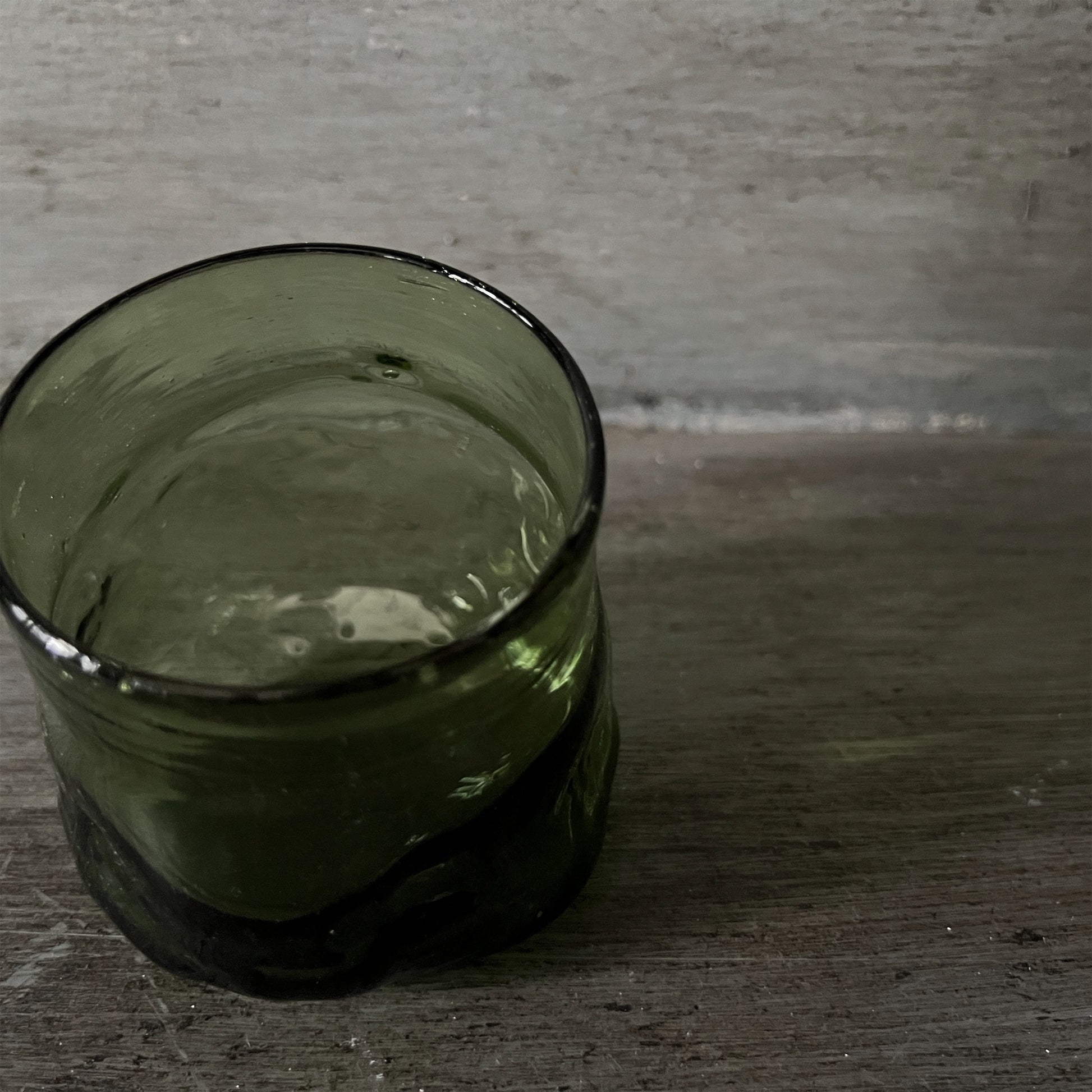 【La Soufflerie】グラス Rock Glass Vert Fume