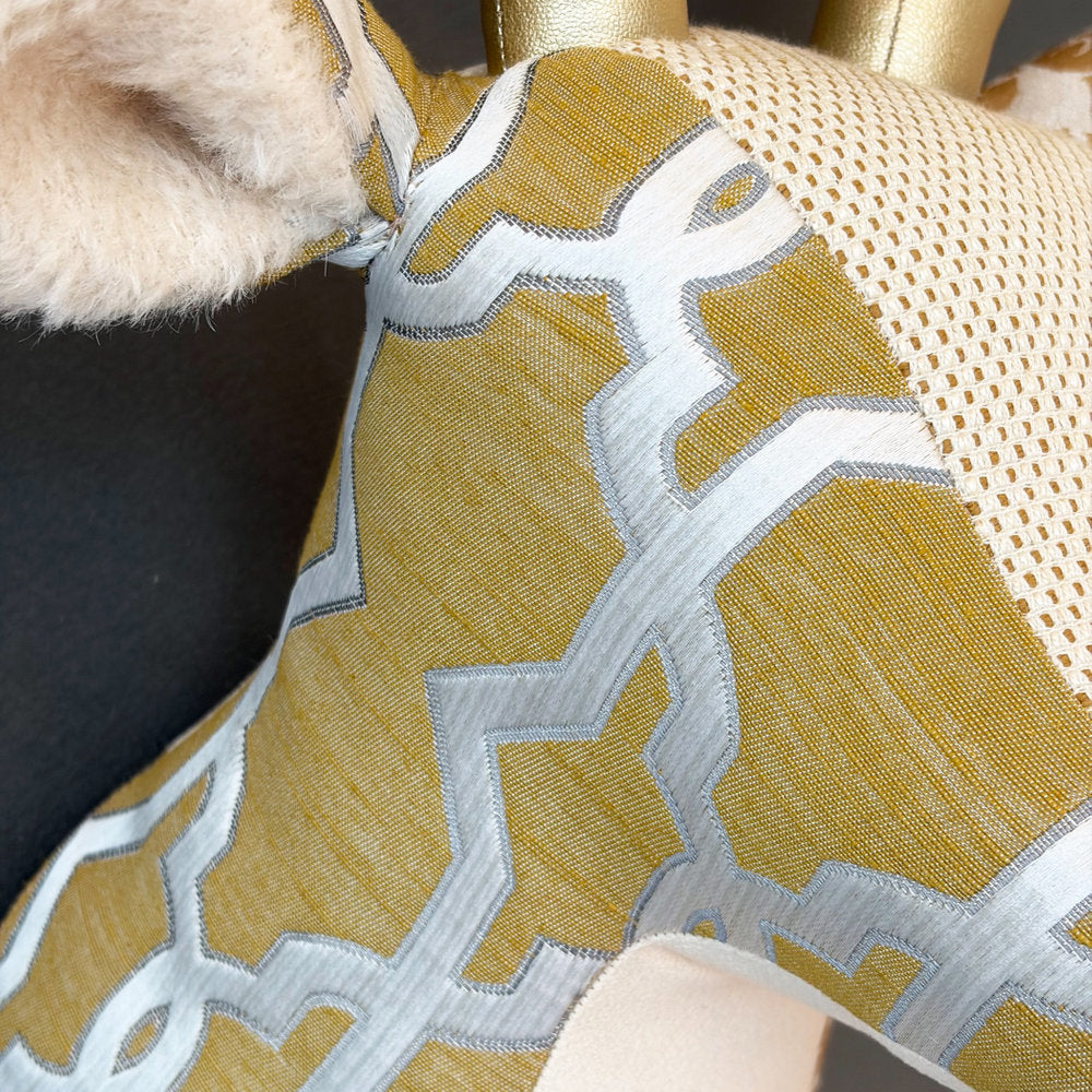 【都築まゆ美】Fabric trophy Interior textile 2