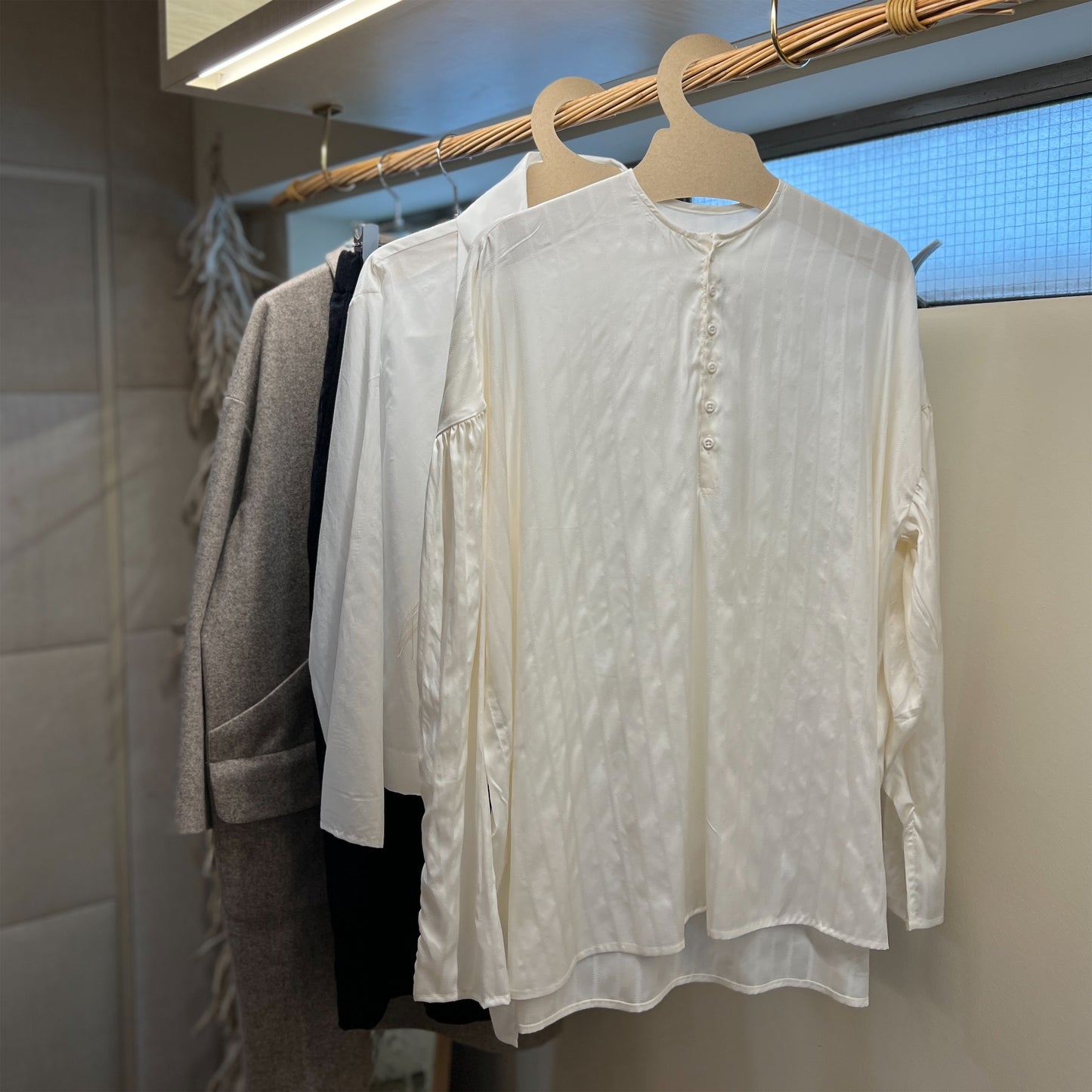 【ECOLE DE CURIOSITES】シルクギャザーシャツ BASIL