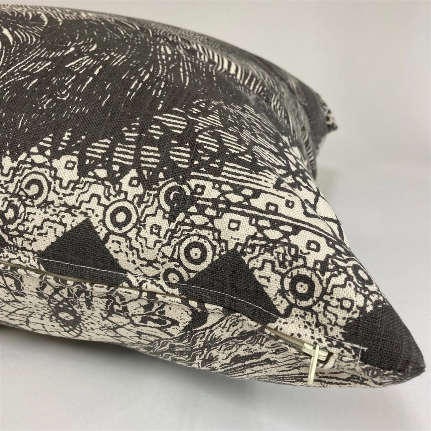 CUSHION HAND PRINTED ANIMALS / クッション アニマル
