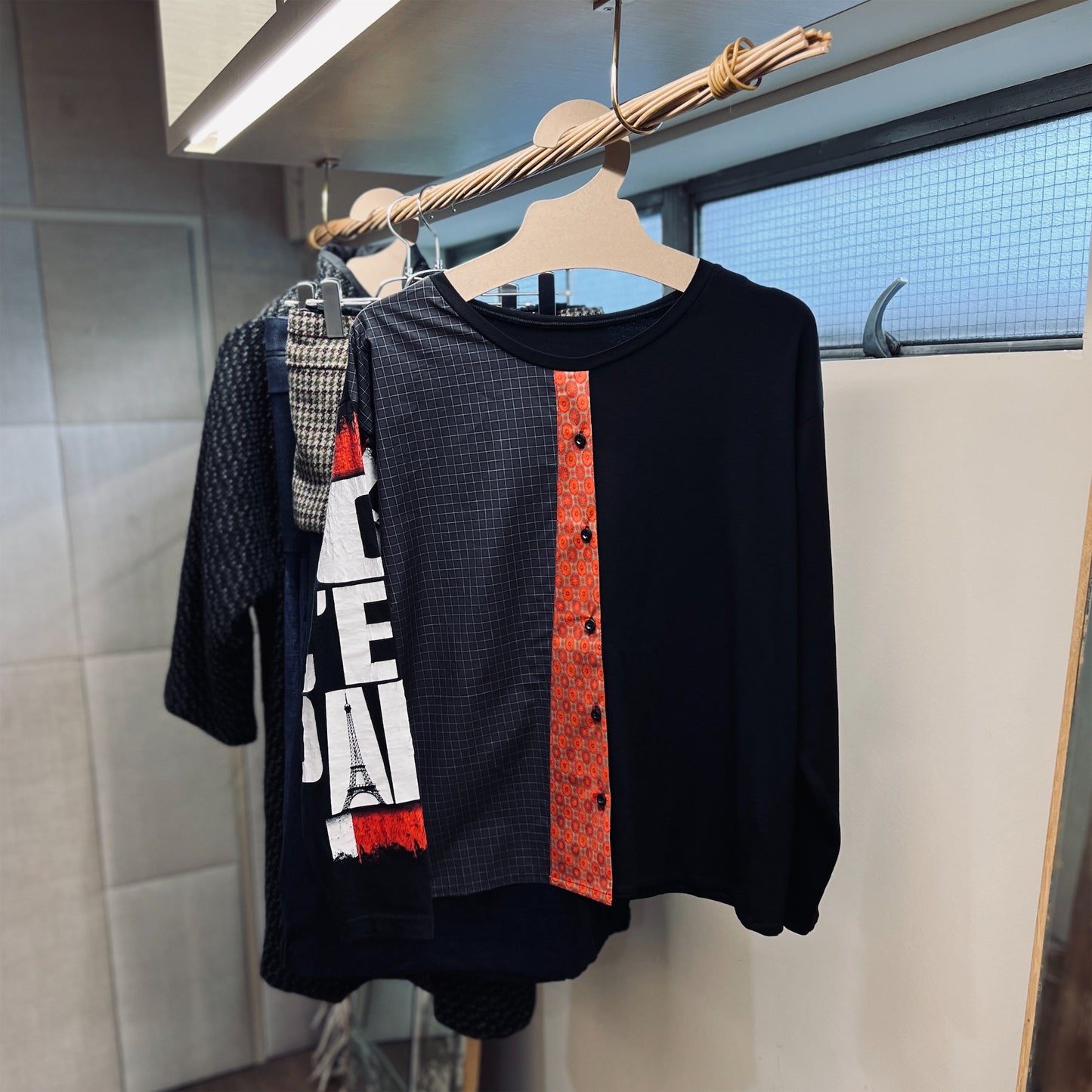 ヴィンテージTシャツをアップサイクルした長袖シャツA