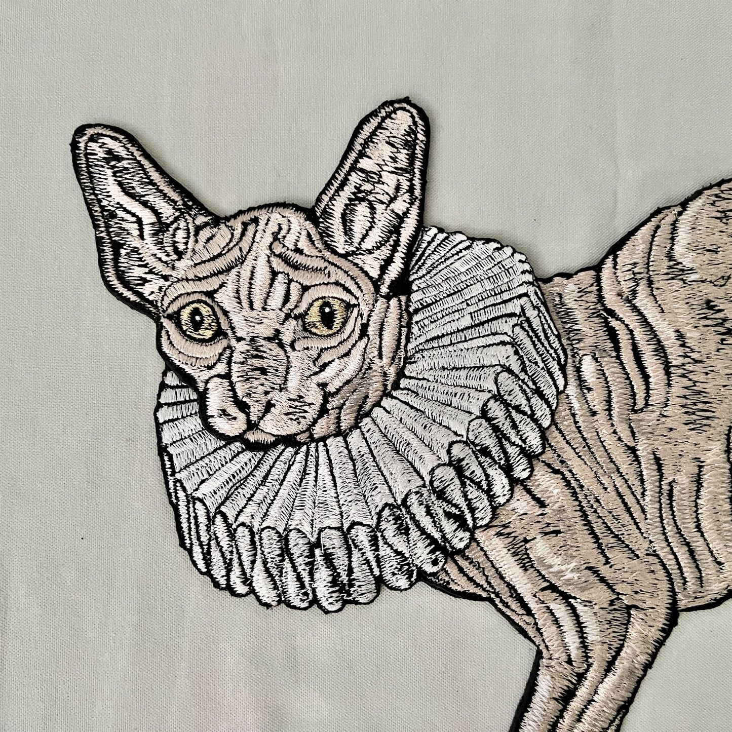 【ma.macaron】エリザベスカラーをつけたスフィンクス