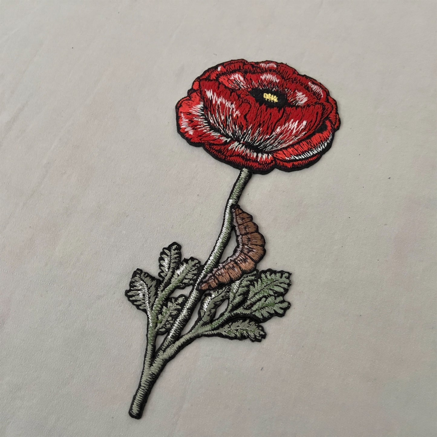 【ma.macaron】赤い花といもむし