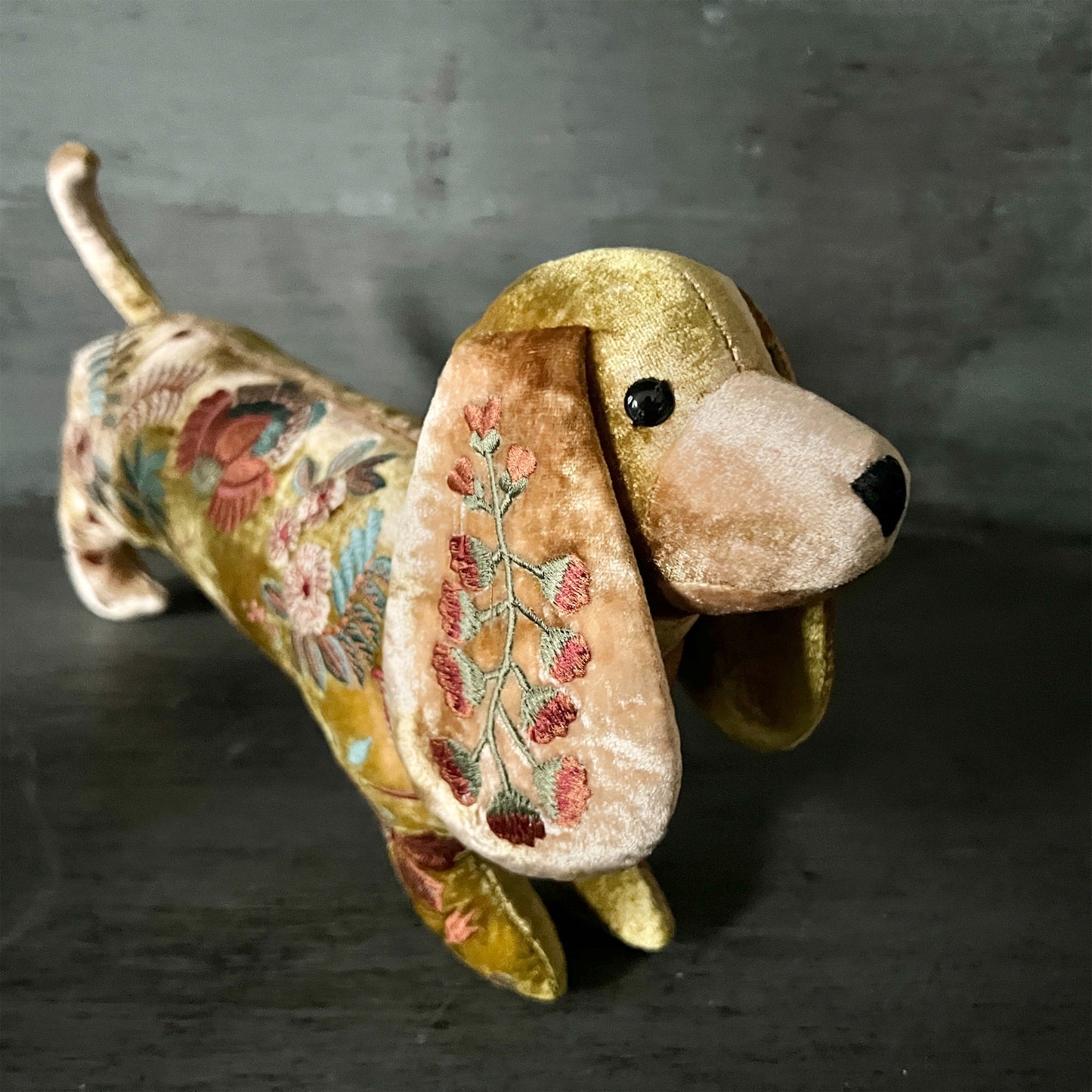 【Anke Drechsel】シルクベルベット Dachshund_Shaded Yellow