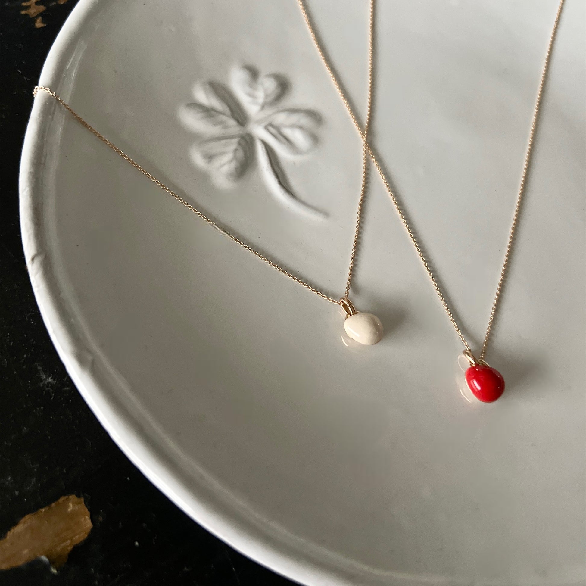 【Helena Rohner】tiny ceramic egg gold plated brass pendant_ecru