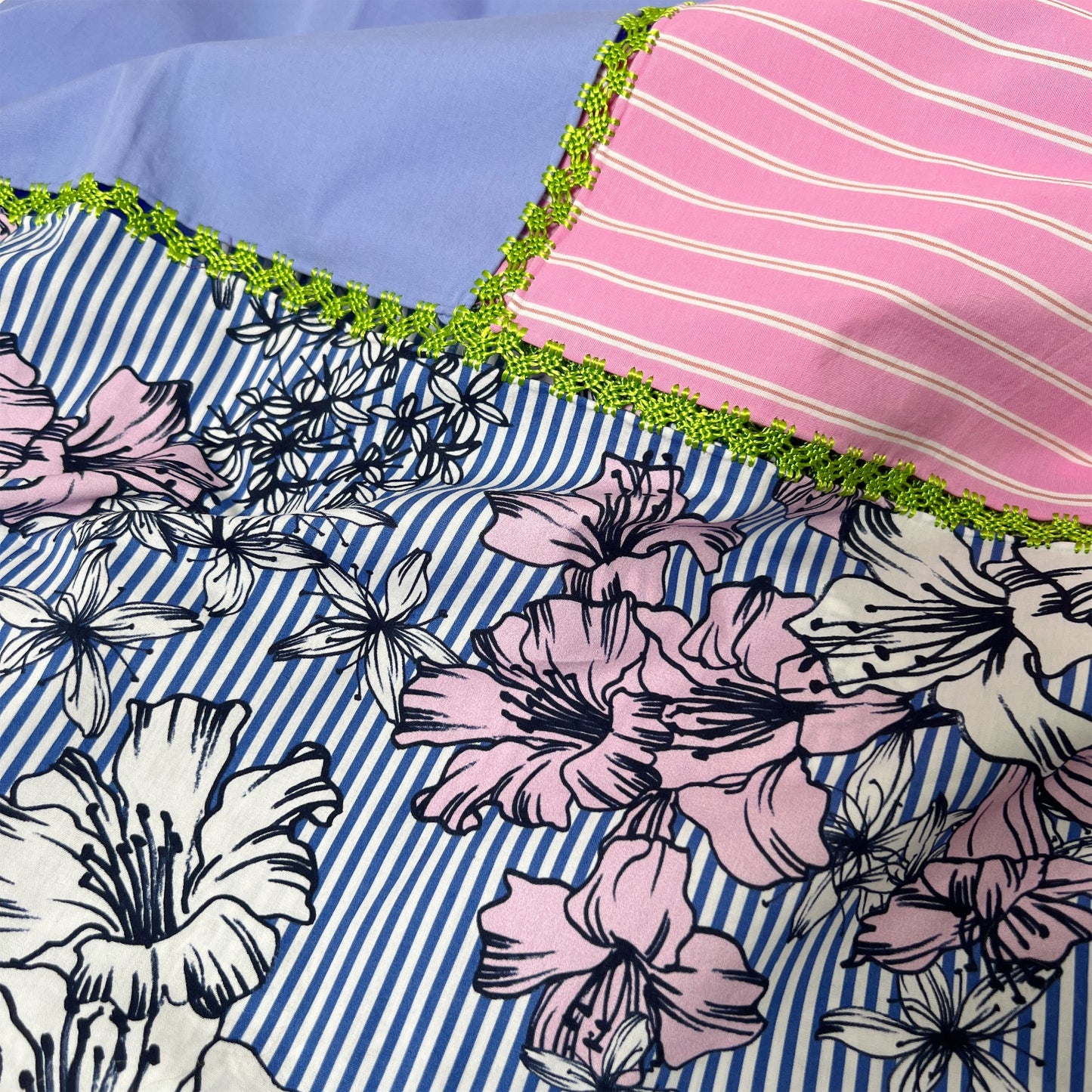 【Leo Atlante】刺繍パッチワークテーブルクロス 140x140 cm striped flowers+stripes+plain_pink