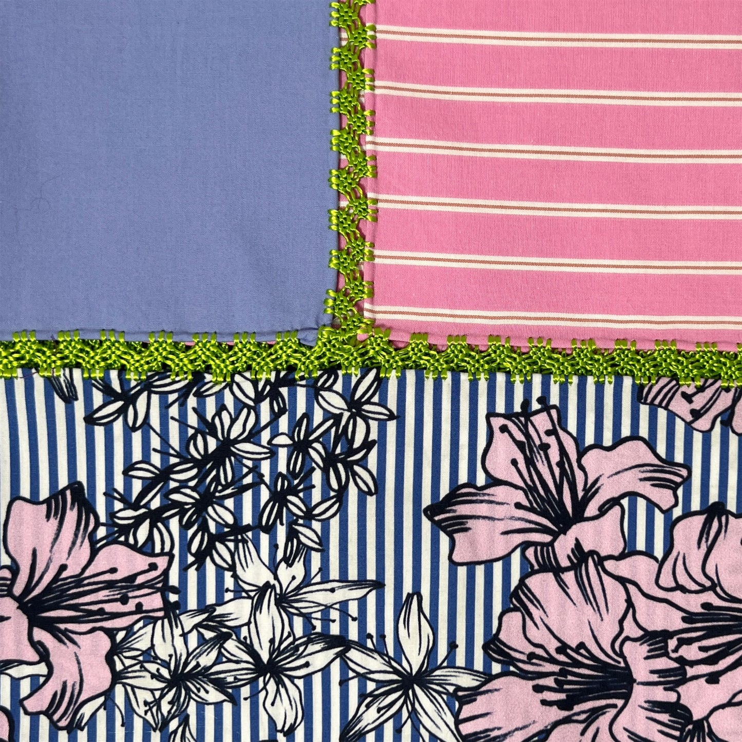 【Leo Atlante】刺繍パッチワークテーブルクロス 140x140 cm striped flowers+stripes+plain_pink