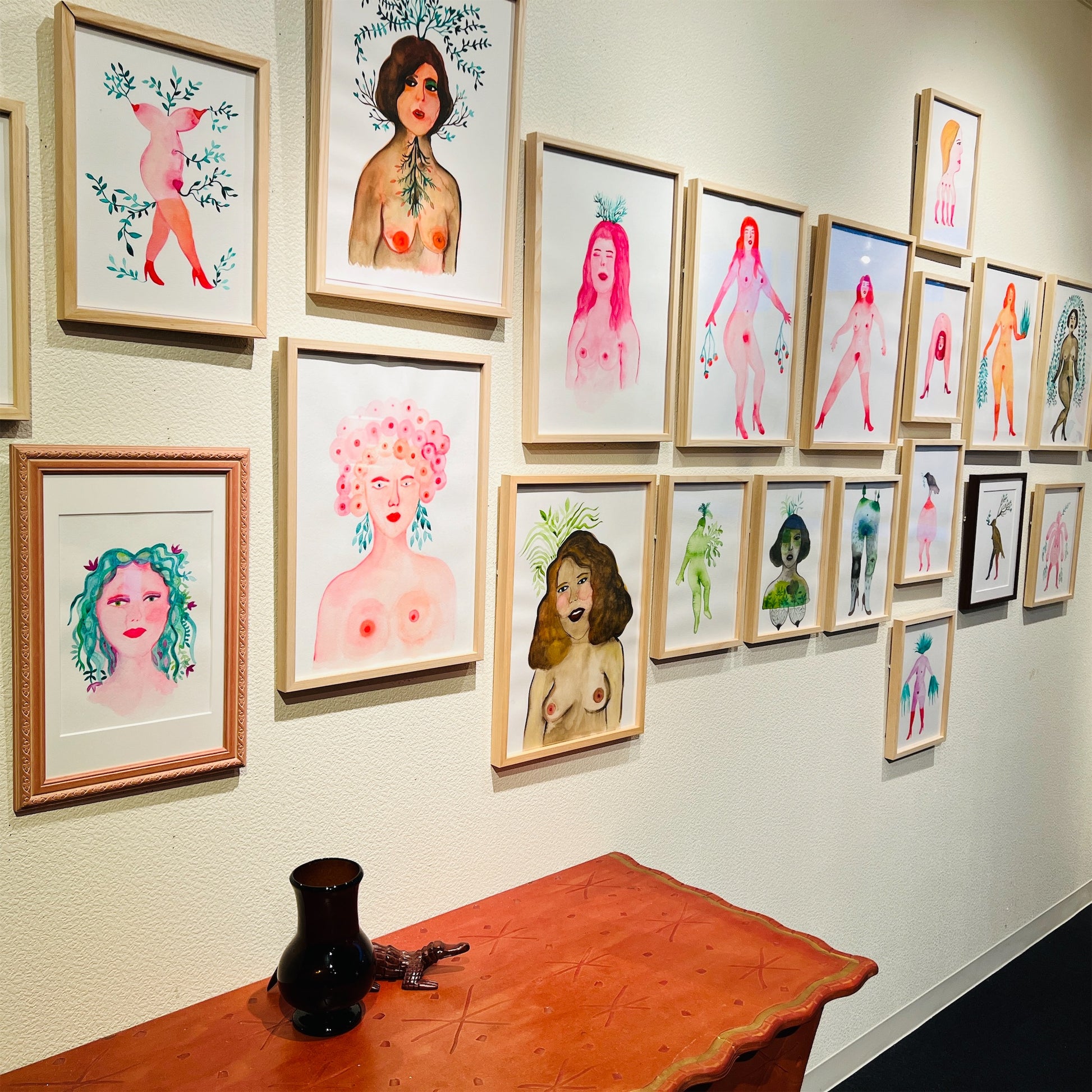 【Cathy Burghi 】両手に赤い実の枝持つ全身