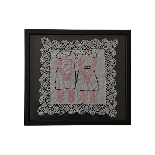 【Cathy Burghi 】レースの上 前で手を組む2人