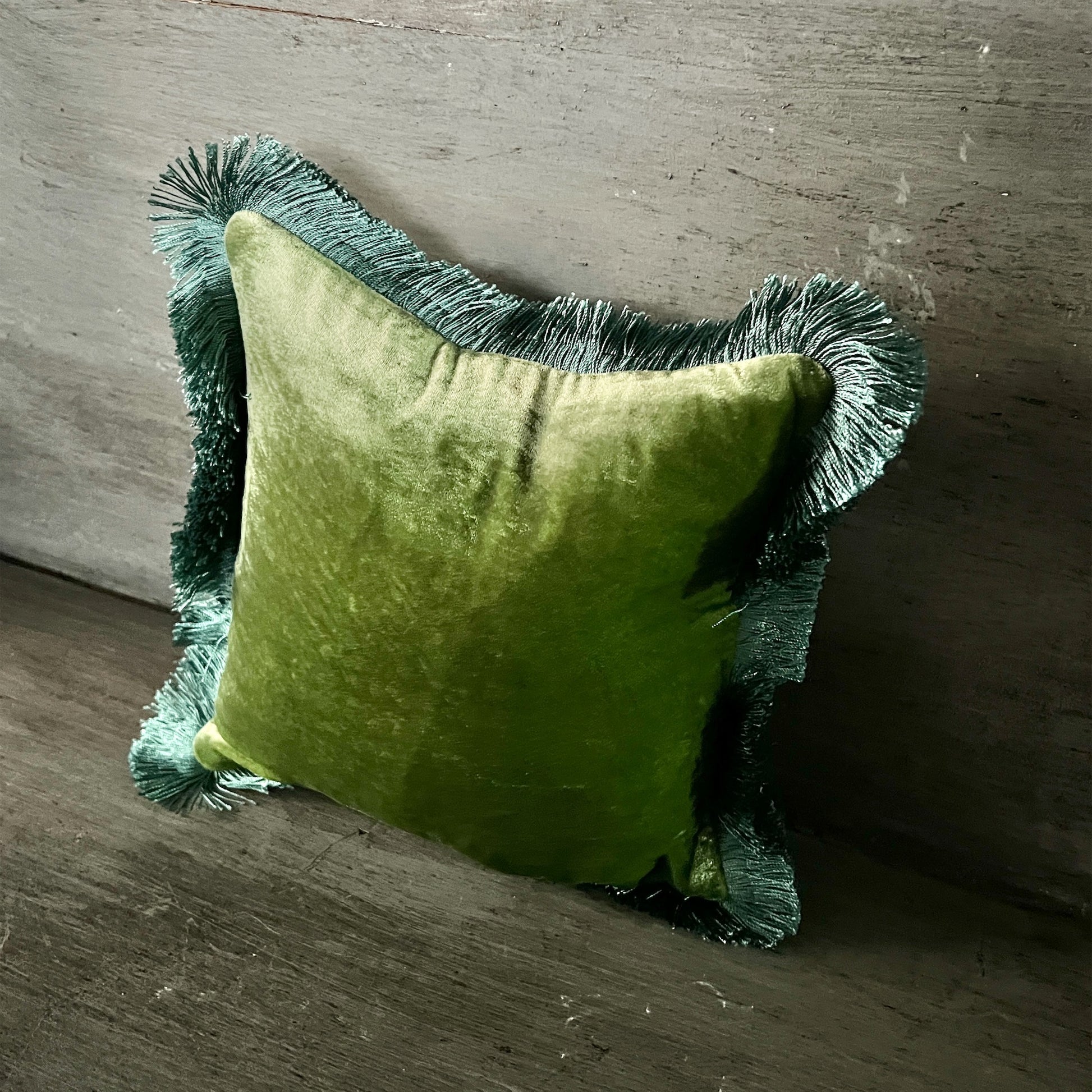 【Anke Drechsel】シルクベルベットクッションカバー Emerald Air Blue Fringe