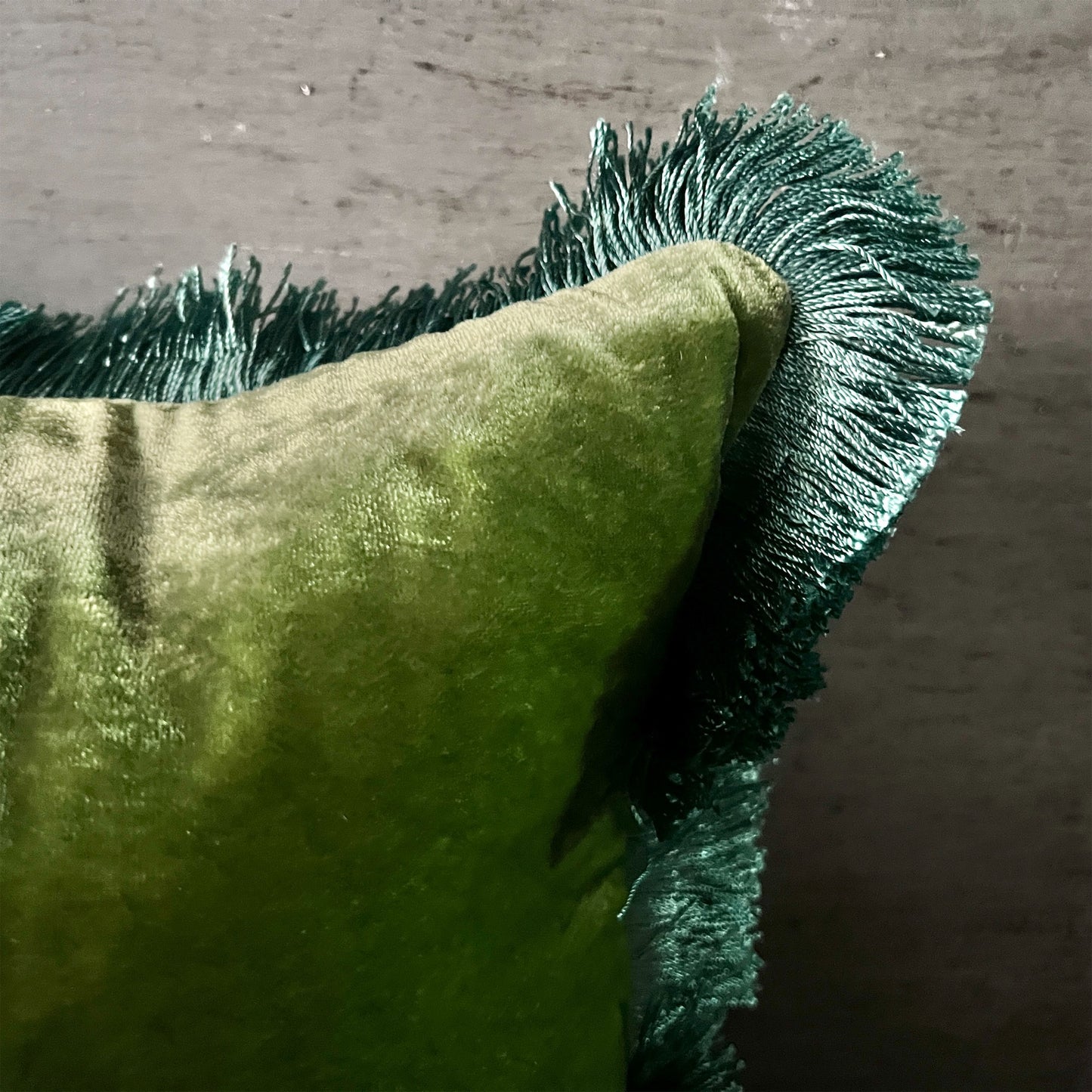 【Anke Drechsel】シルクベルベットクッションカバー Emerald Air Blue Fringe