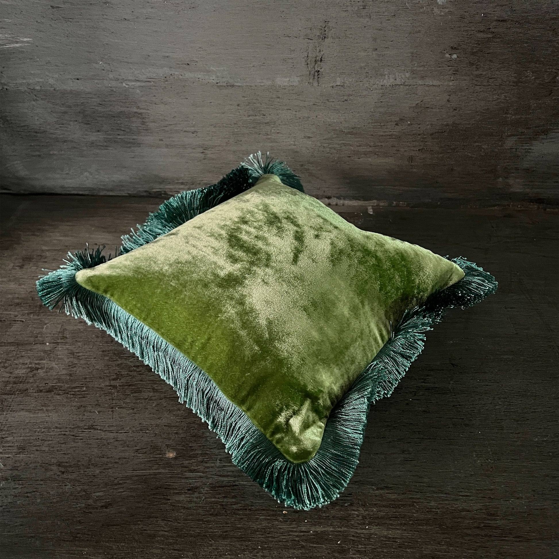 【Anke Drechsel】シルクベルベットクッションカバー Emerald Air Blue Fringe