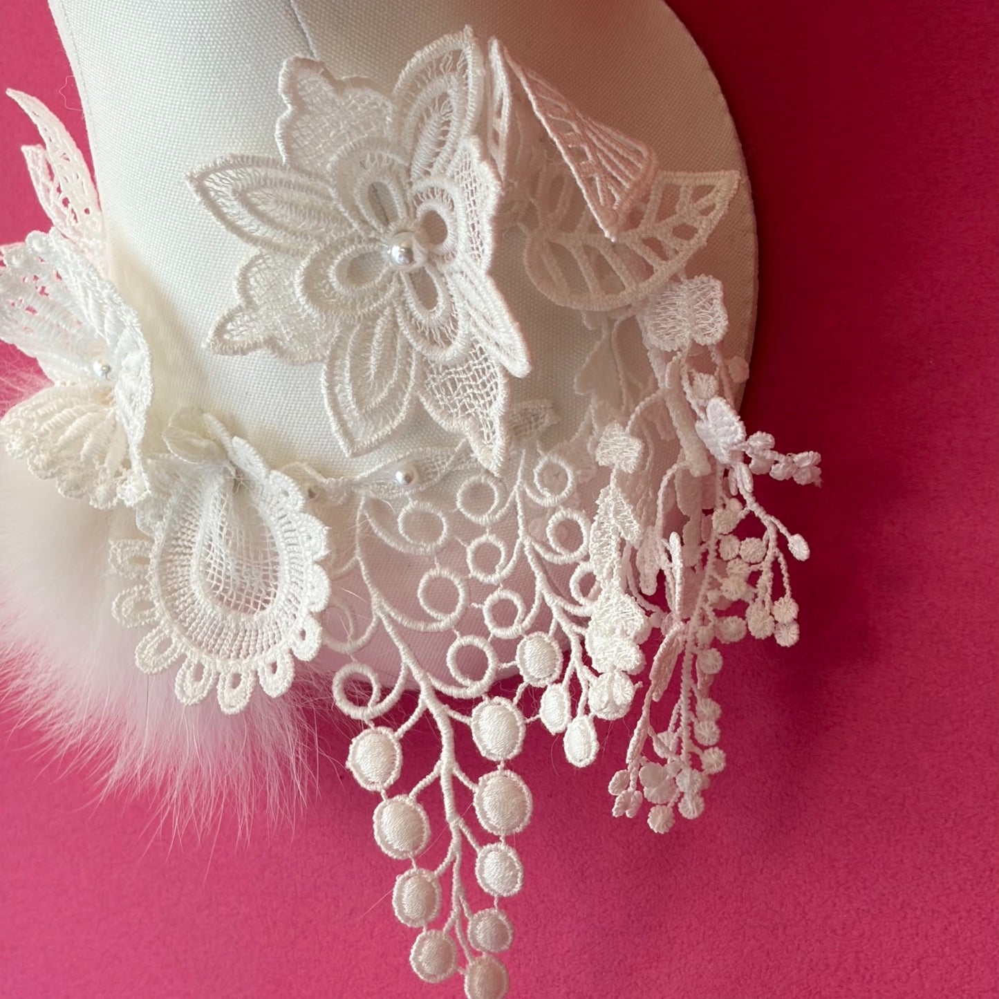 【都築まゆ美】Fabric trophy Lace mini - white