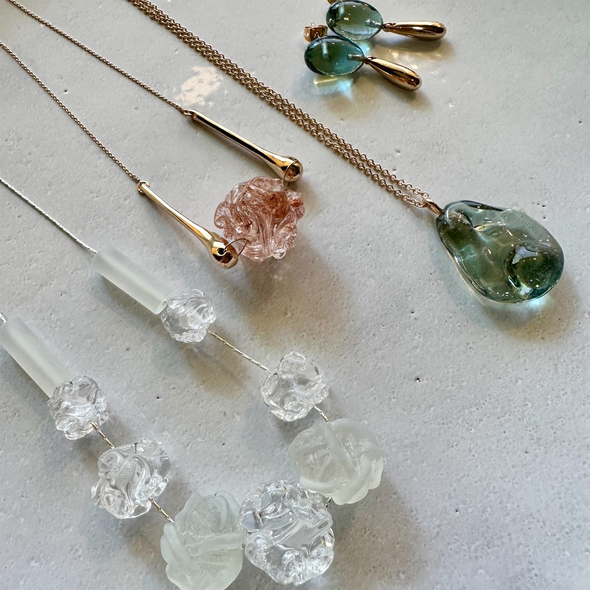 【helena rohner】softly wrinkled glass bead with gold plated bars necklace
