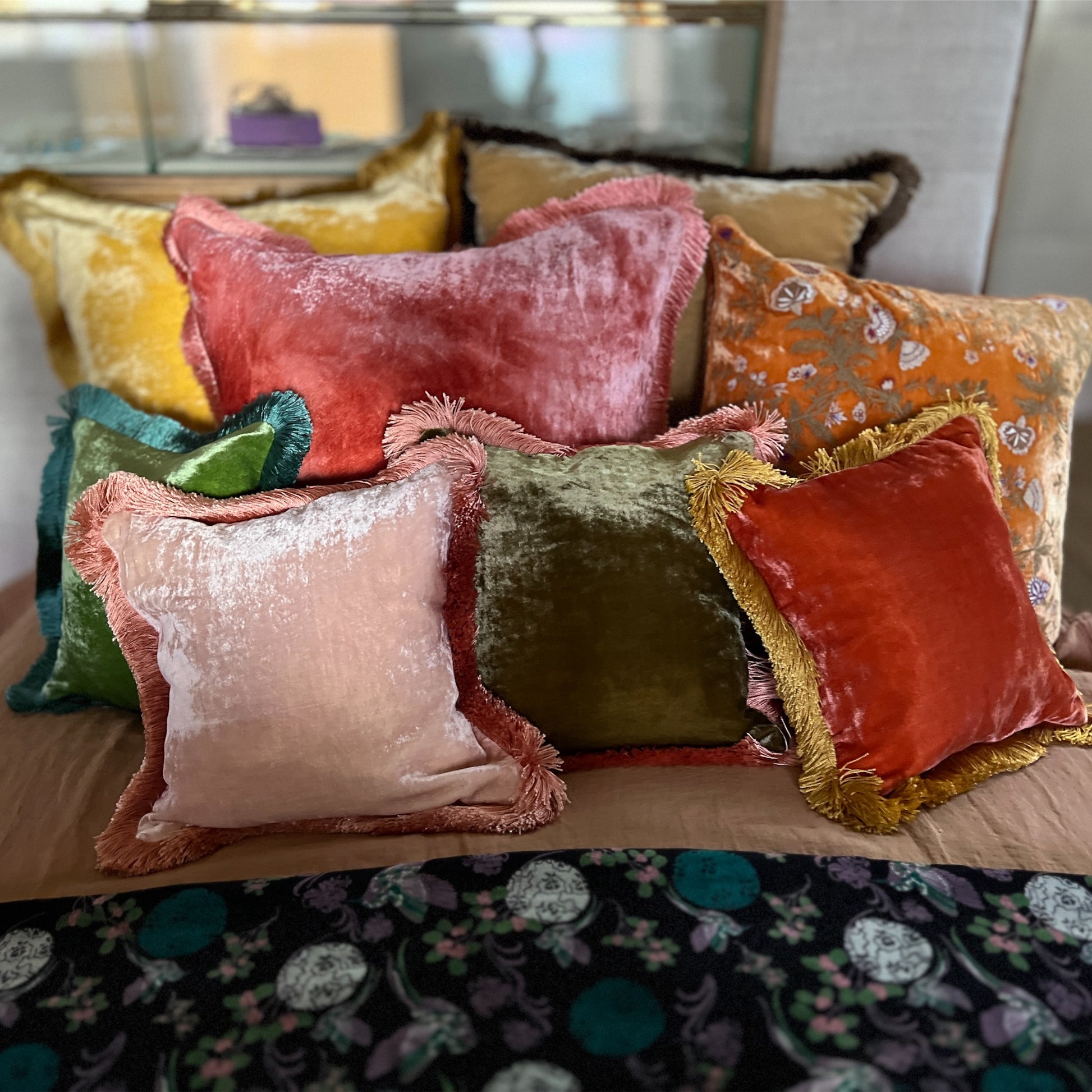 【Anke Drechsel】シルクベルベットクッションカバー Corn Yellow/Gold Fringe