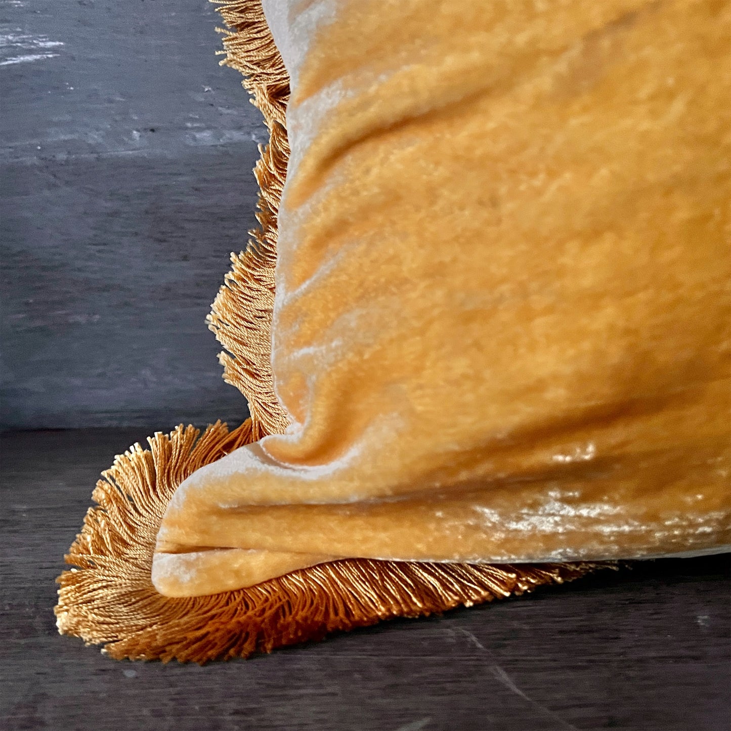 【Anke Drechsel】シルクベルベットクッションカバー Corn Yellow/Gold Fringe