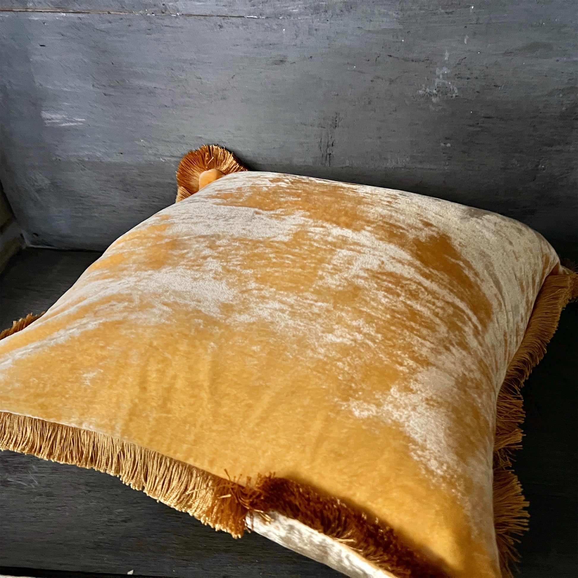 【Anke Drechsel】シルクベルベットクッションカバー Corn Yellow/Gold Fringe