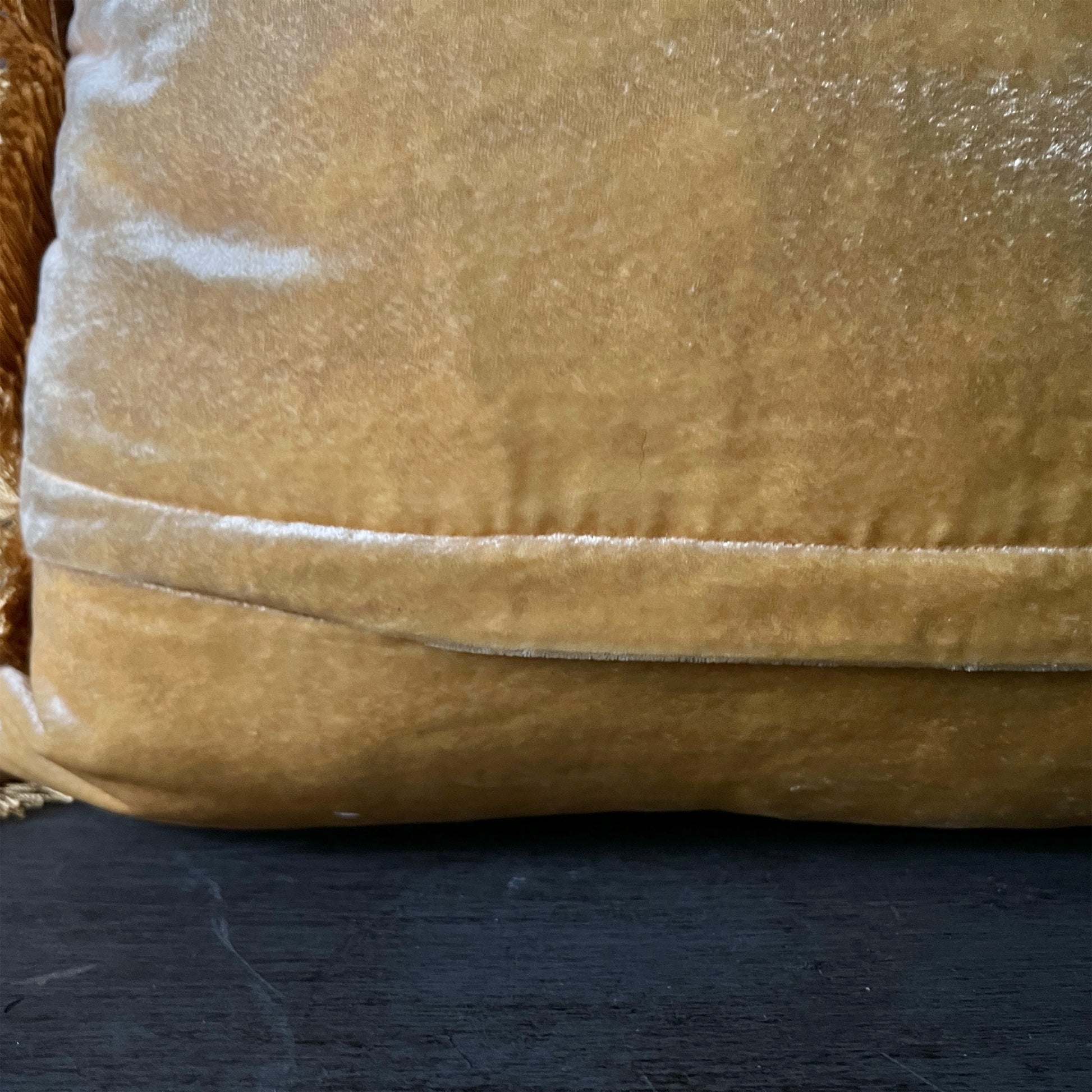 【Anke Drechsel】シルクベルベットクッションカバー Corn Yellow/Gold Fringe