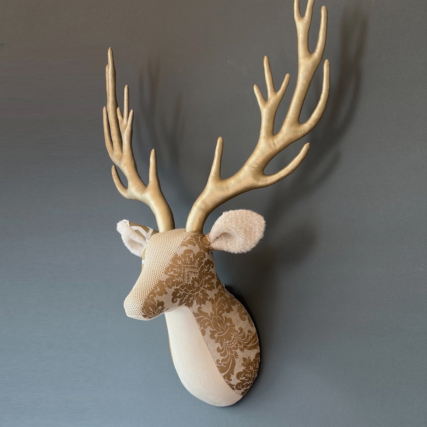 【都築まゆ美】Fabric trophy Interior textile 1