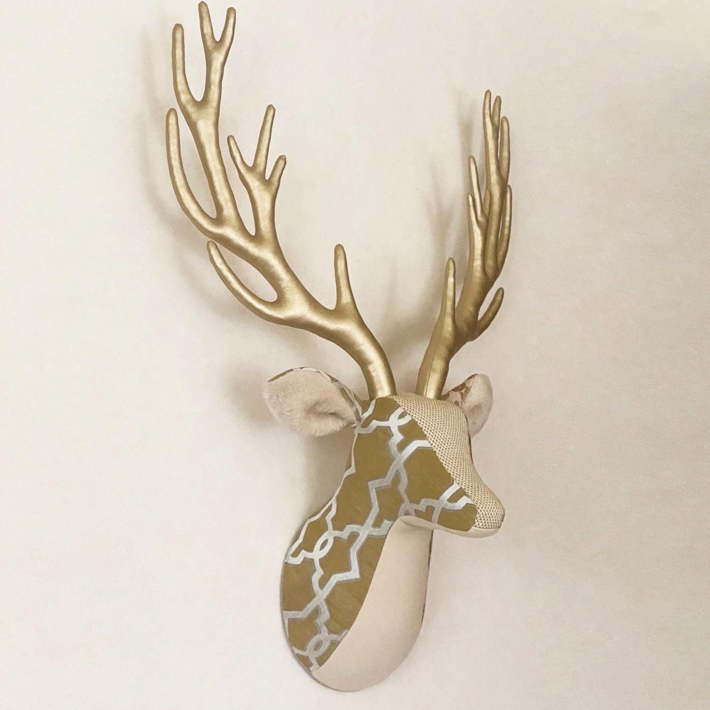 【都築まゆ美】Fabric trophy Interior textile 1