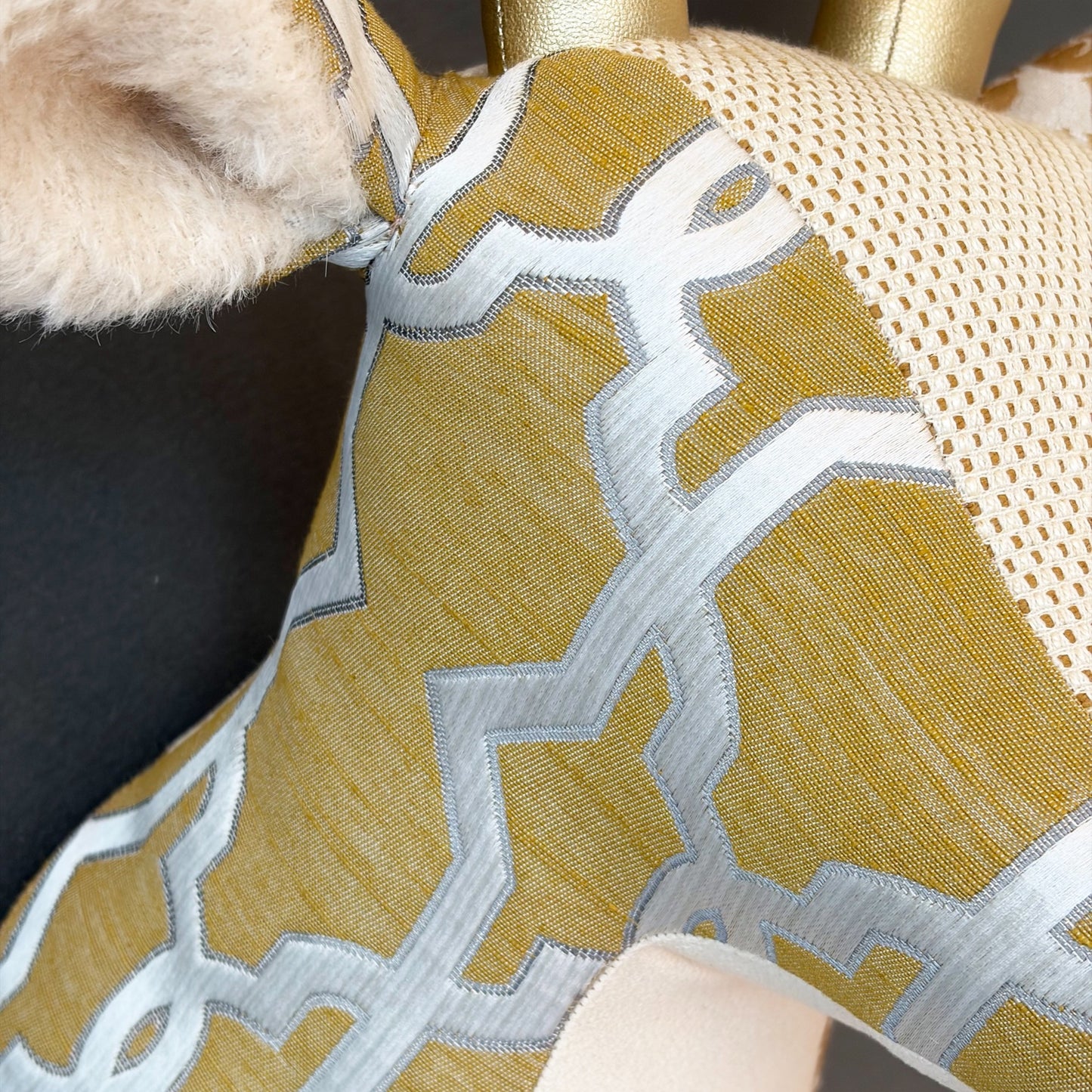 【都築まゆ美】Fabric trophy Interior textile 1