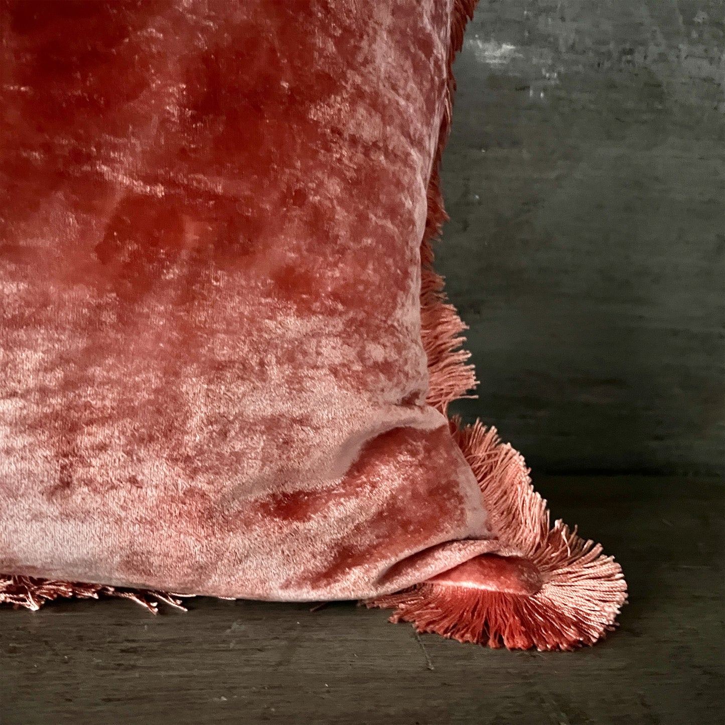 【Anke Drechsel】シルクベルベットクッションカバー Shaded Rose Peach Rose Fringe