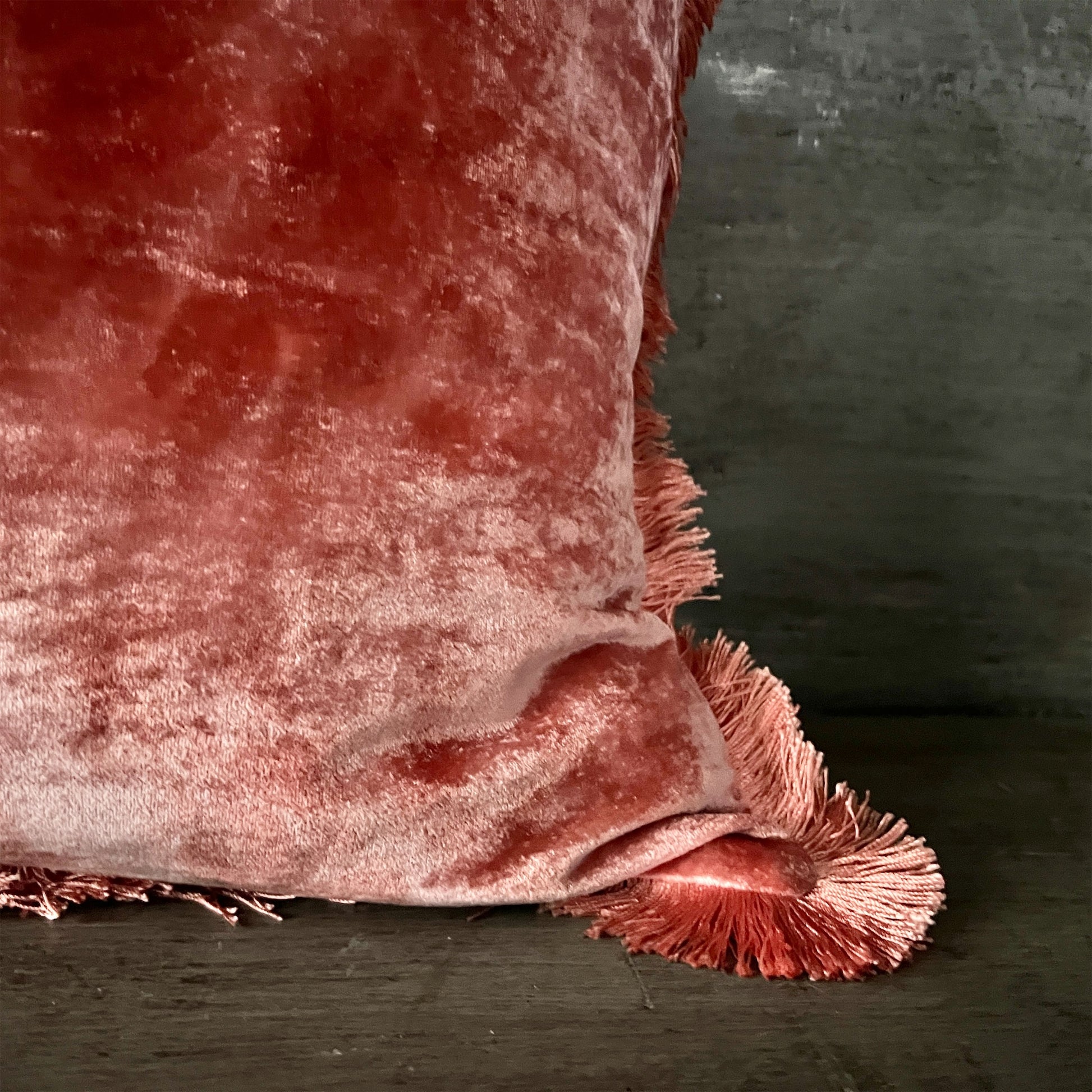 【Anke Drechsel】シルクベルベットクッションカバー Shaded Rose Peach Rose Fringe