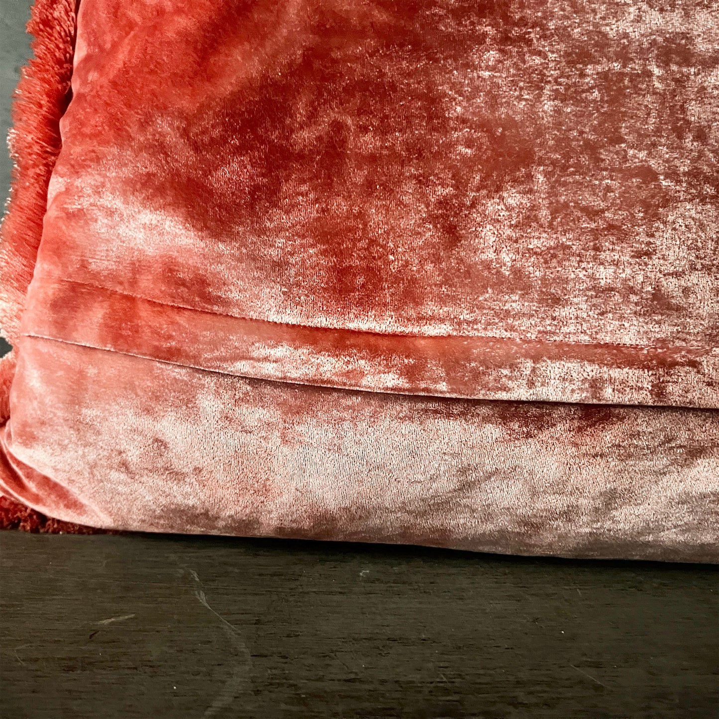 【Anke Drechsel】シルクベルベットクッションカバー Shaded Rose Peach Rose Fringe