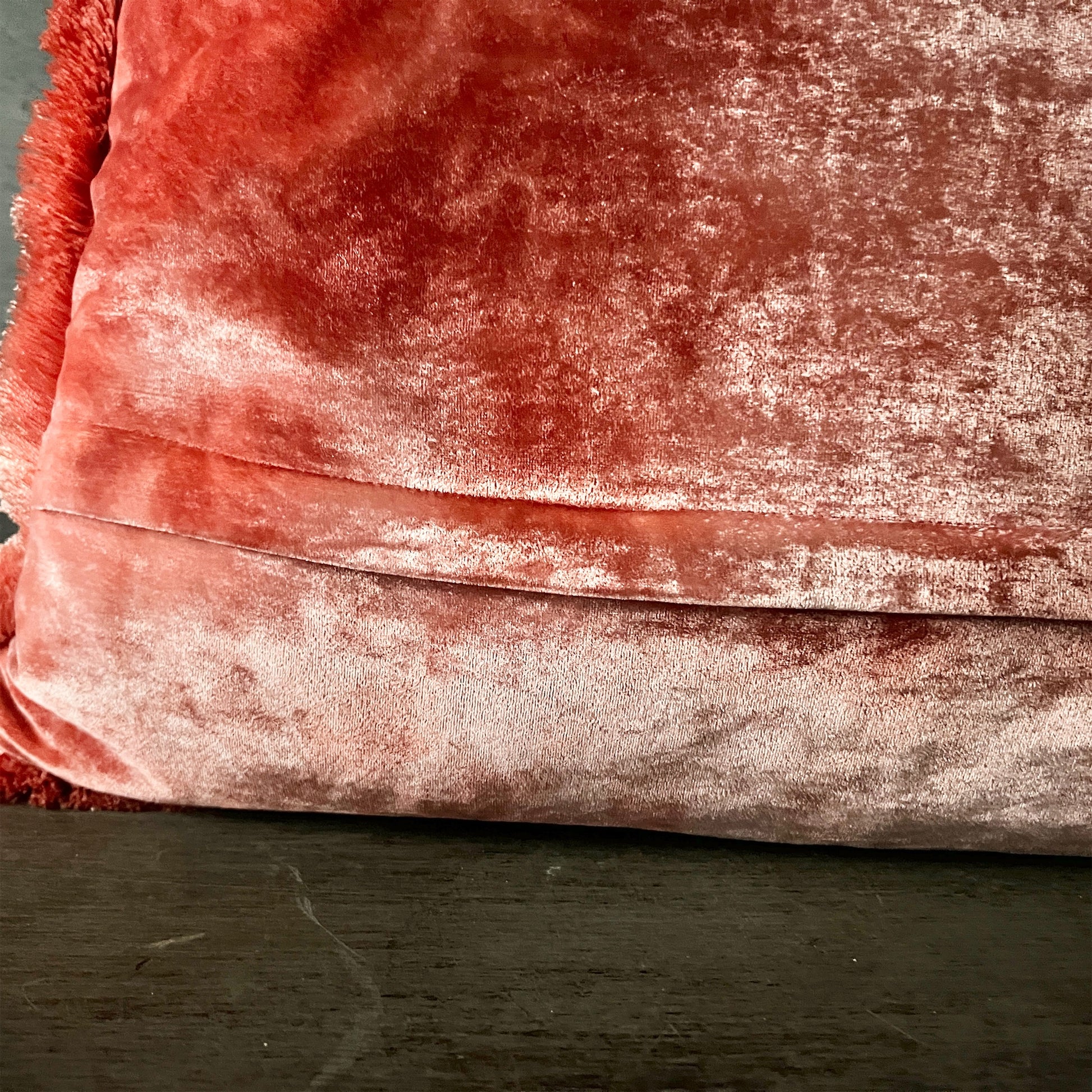 【Anke Drechsel】シルクベルベットクッションカバー Shaded Rose Peach Rose Fringe
