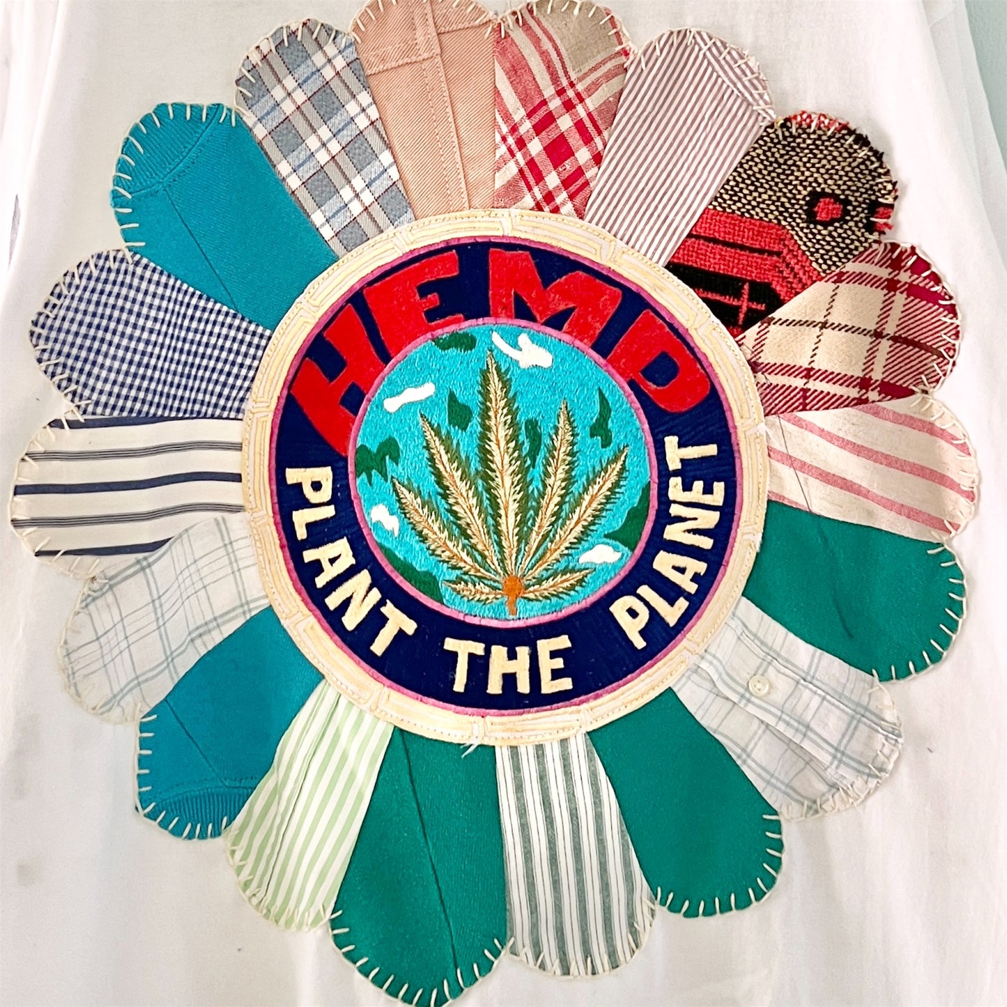 【nisai】カトマンズ刺繍と花のパッチワークと手刷りシルクスクリーンのロンT R043
