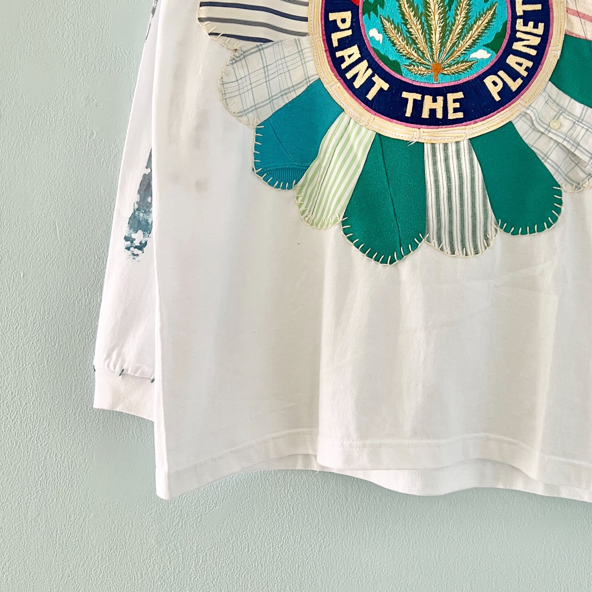 【nisai】カトマンズ刺繍と花のパッチワークと手刷りシルクスクリーンのロンT R043