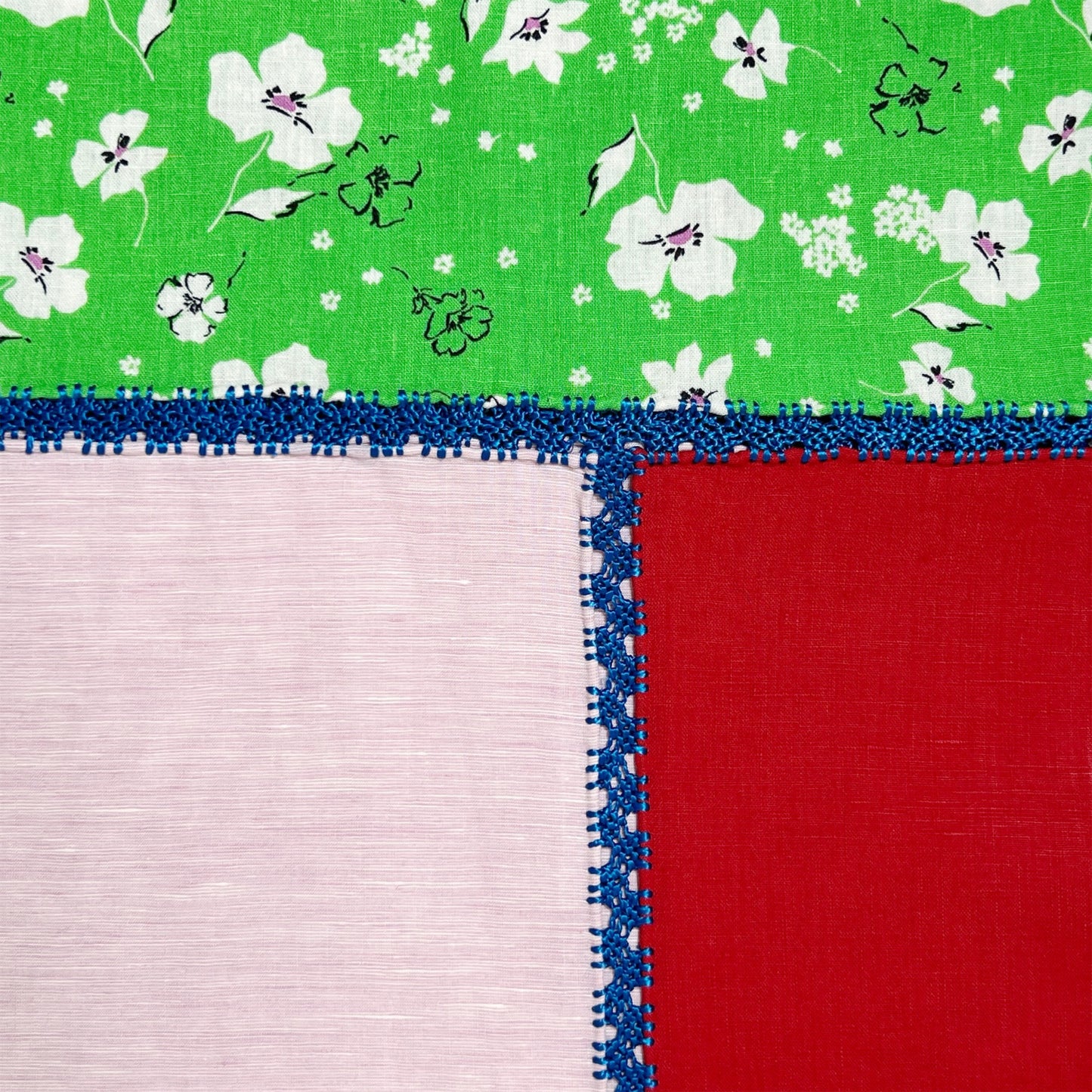 【Leo Atlante】刺繍パッチワークテーブルクロス 135x135 cm flowers+faux-uni+plain_grass