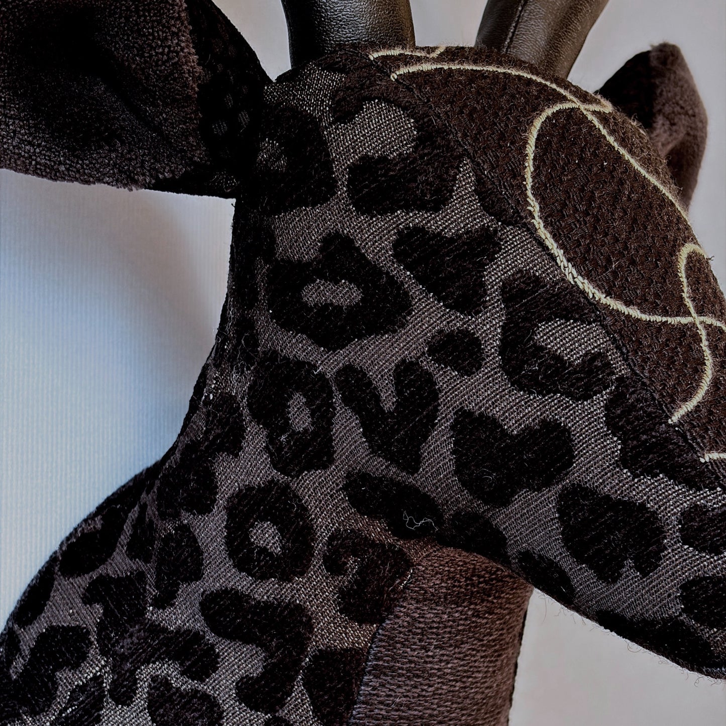 【都築まゆ美】Fabric trophy Interior textile - black