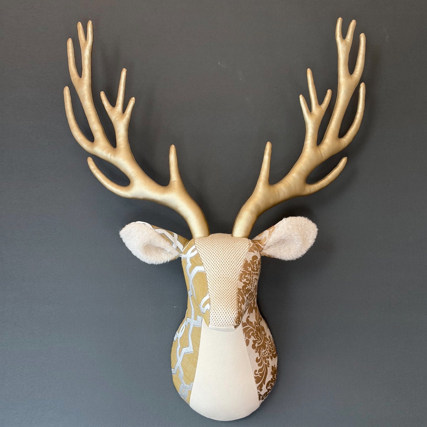 【都築まゆ美】Fabric trophy Interior textile 2