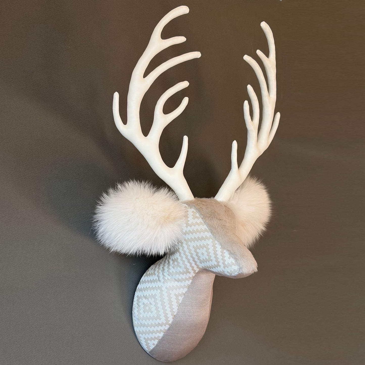 【都築まゆ美】Fabric trophy Interior textile - white 1