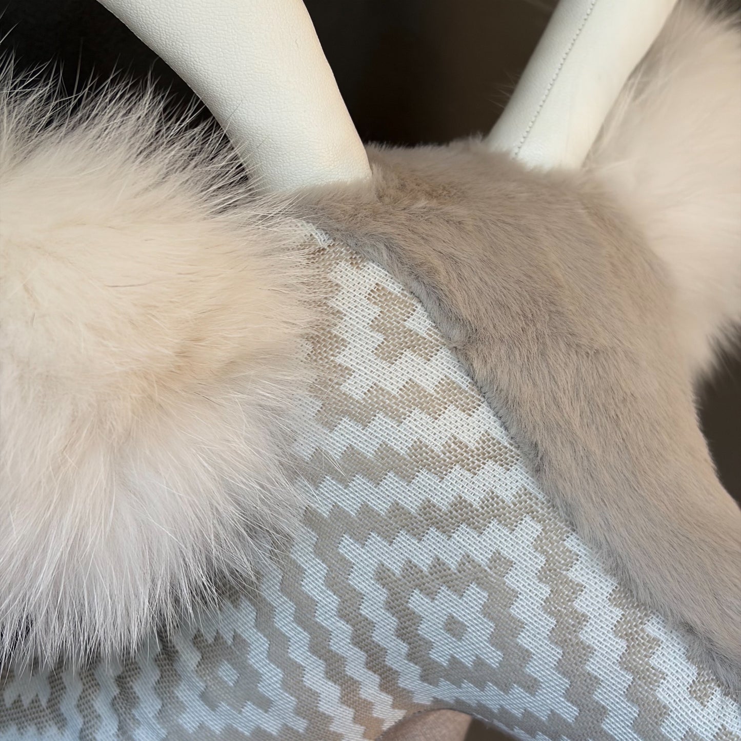 【都築まゆ美】Fabric trophy Interior textile - white 1