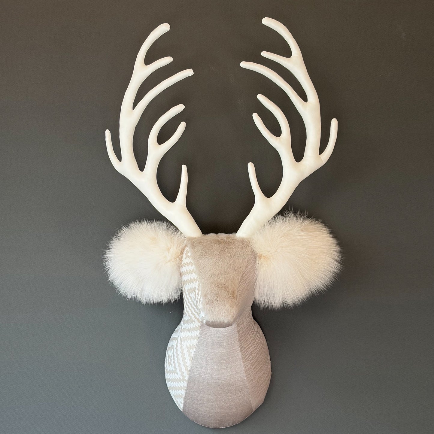 【都築まゆ美】Fabric trophy Interior textile - white 1