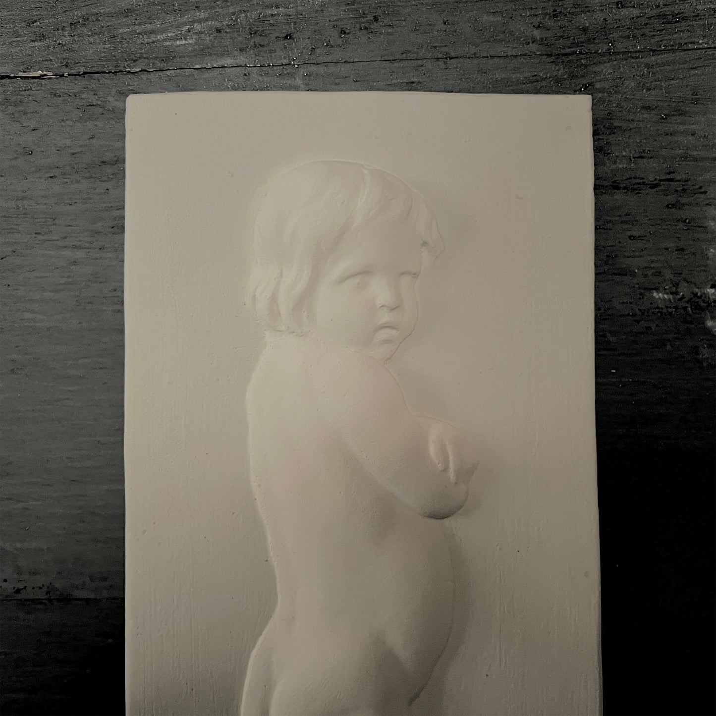 【La Soufflerie】石膏レリーフ Baby Debout