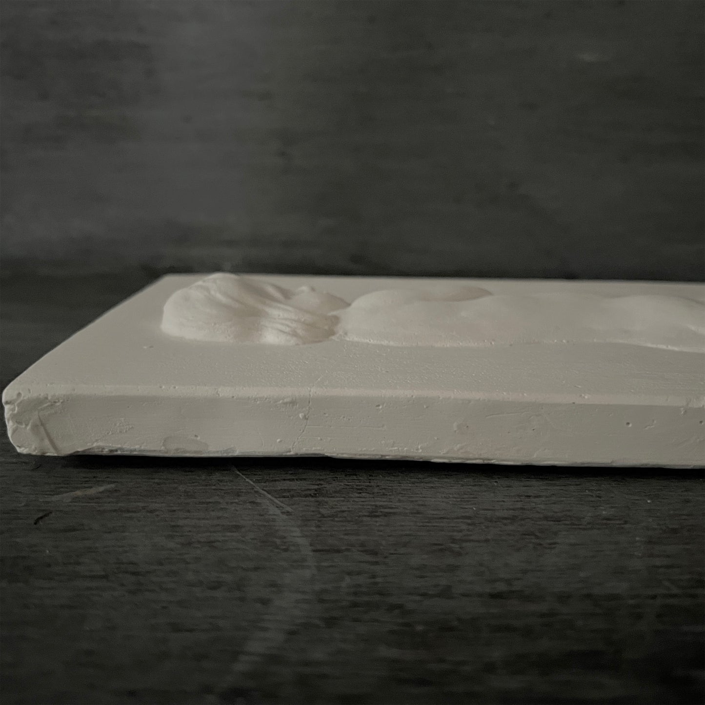 【La Soufflerie】石膏レリーフ Baby Debout