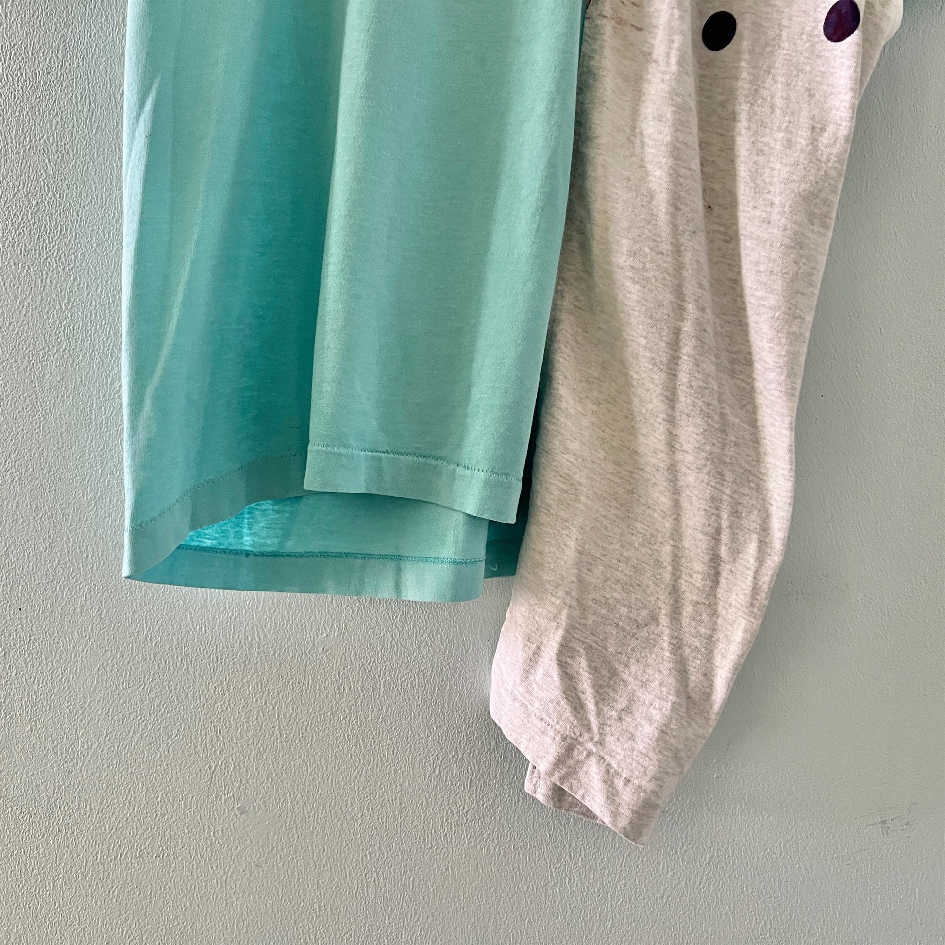 【nisai】古着解体再構築の水色と水玉のTシャツ R002